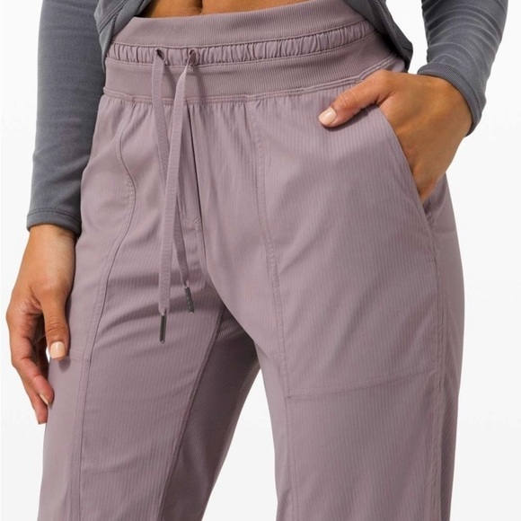 Lululemon sz 8 Dance Studio Crop *25" Lunar Rock, excellent condition like new - Picture 12 of 13